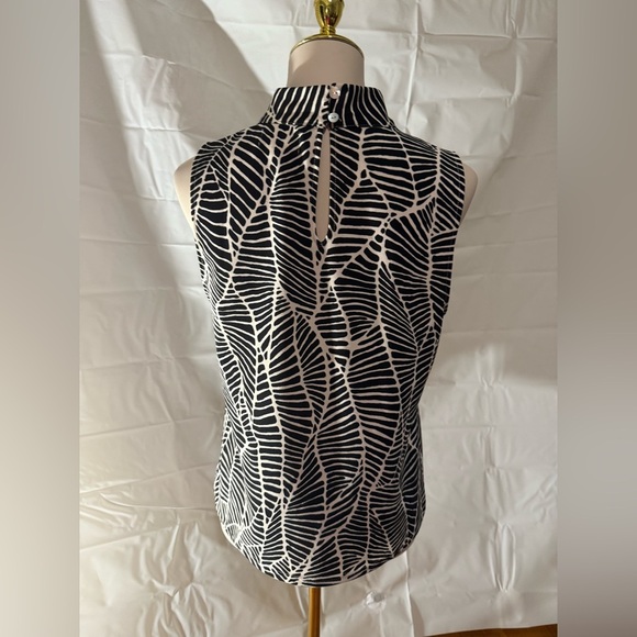 MELLODAY Black and White Sleeveless Blouse with Mock Neck and Mandarin Collar - Picture 2 of 5
